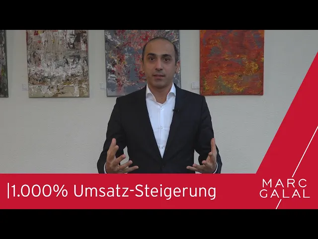 Marc Galal in schwarzem Blazer spricht vor Kunstwerken, Text 1.000% Umsatz-Steigerung