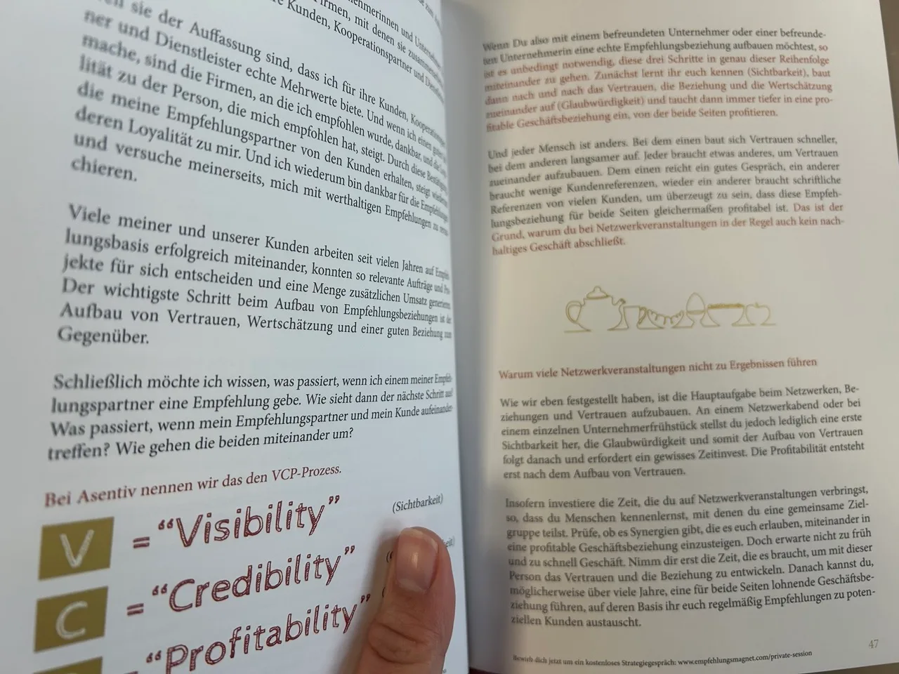 Buchseiten mit Text und VCP-Formel Visibility, Credibility, Profitability