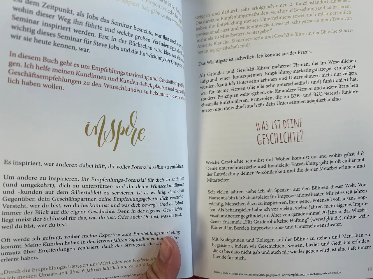 Aufgeschlagenes Buch mit Text und goldenem Schriftzug 'Meine Inspiere'