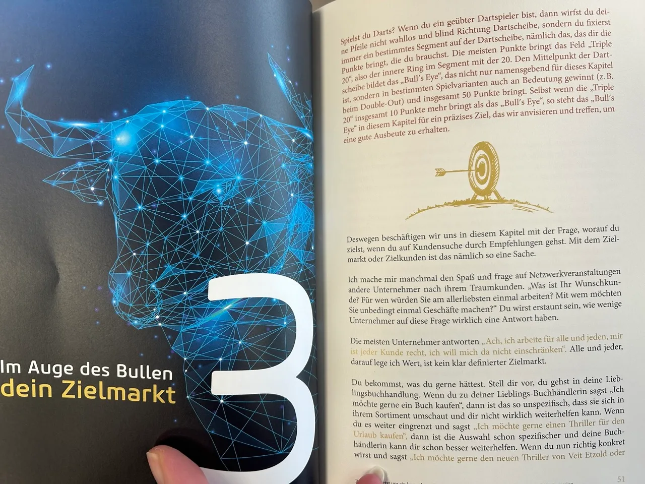 Buchseite mit Kapitel 5 'Im Auge des Bullen dein Zielmarkt' und blauem Bull-Symbol
