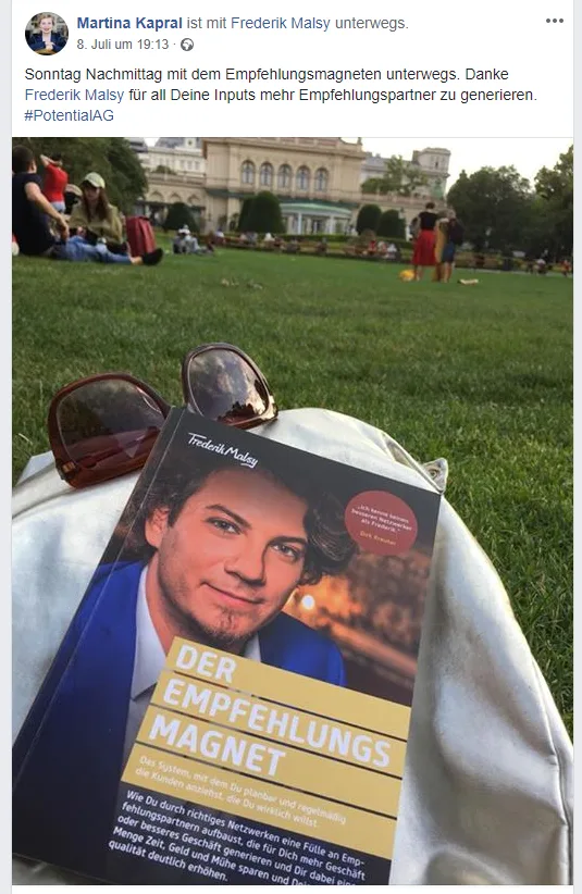 Facebook-Post von Martina Kaprai mit Bild des Empfehlungsmagnet-Covers im Park
