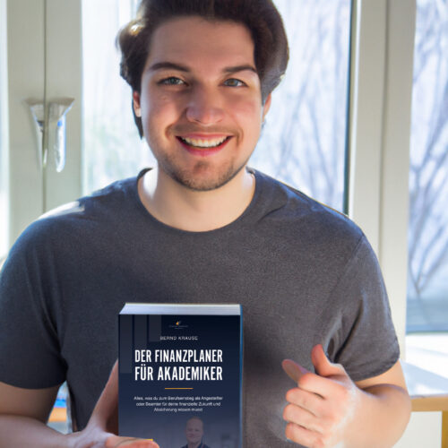 Junger Mann in grauem T-Shirt hält Buch Der Finanzplaner für Akademiker vor sich, lächelt und zeigt Daumen nach oben