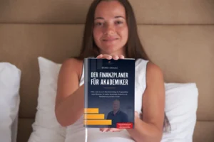 Junge Frau in weißem Top präsentiert Buch Der Finanzplaner für Akademiker mit dunkelblauem Cover und orangefarbenen Streifen