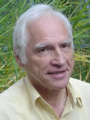 Der geheime Krieg der Anunnaki – E-Book zur Reinkarnationsfalle 3 Porträt von Jan Erik Sigdell, älterer Mann mit weißem Haar vor grünem Gras-Hintergrund