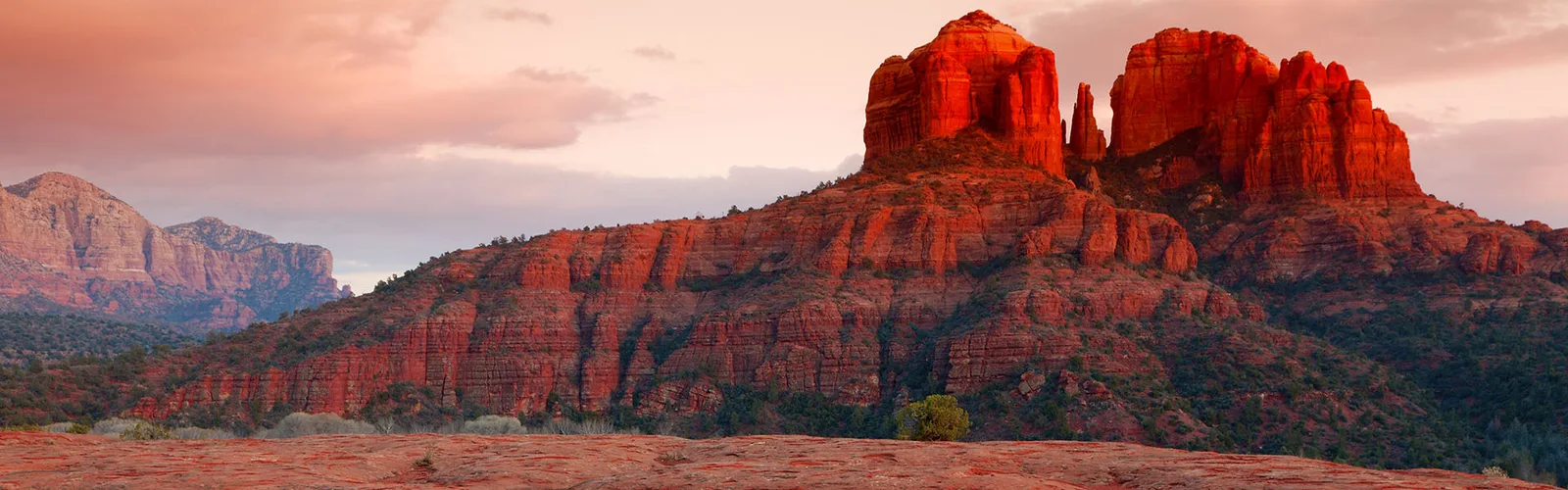 Cathedral Rock Sedona – charakteristische rote Felsformation bei Sonnenuntergang mit Himmelsgold