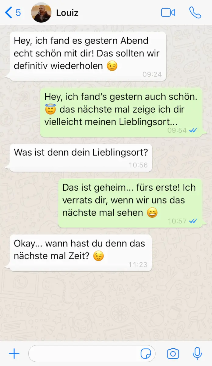 WhatsApp-Nachrichtenverlauf Beispiel - Frau bleibt geheimnisvoll und weckt Neugier mit kurzer Antwort