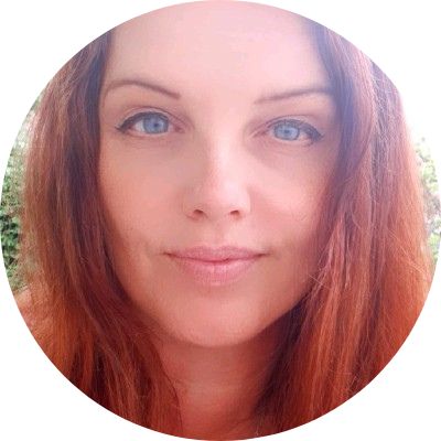 Porträt Manuela Csikor mit rötlichen Haaren, rundes Profilbild