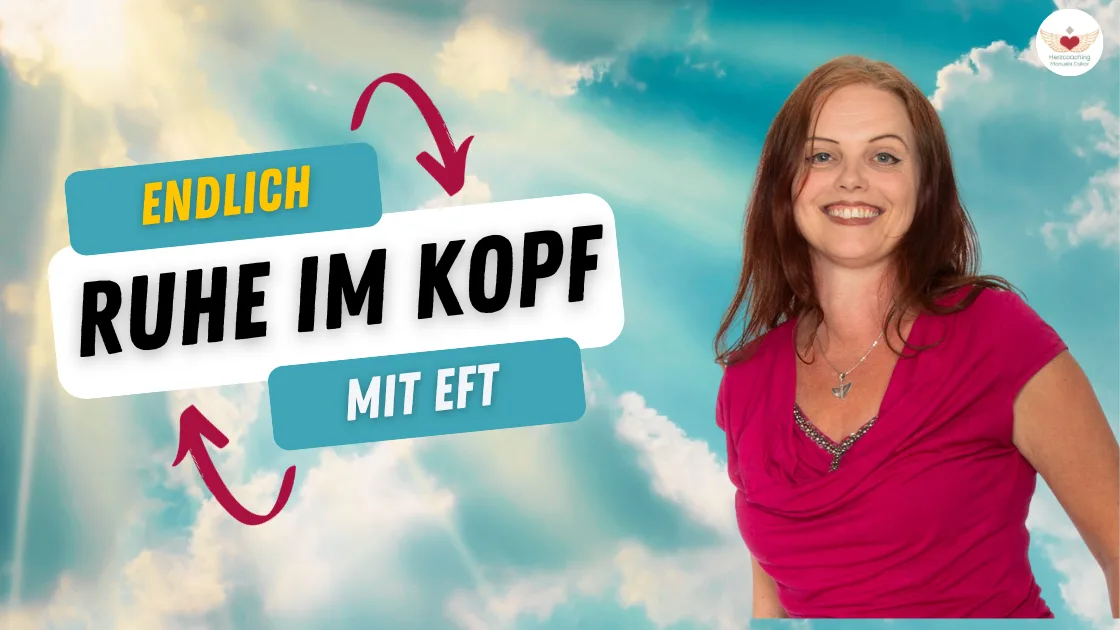 Frau in Magenta-Shirt vor Himmel, Text Endlich Ruhe im Kopf mit EFT