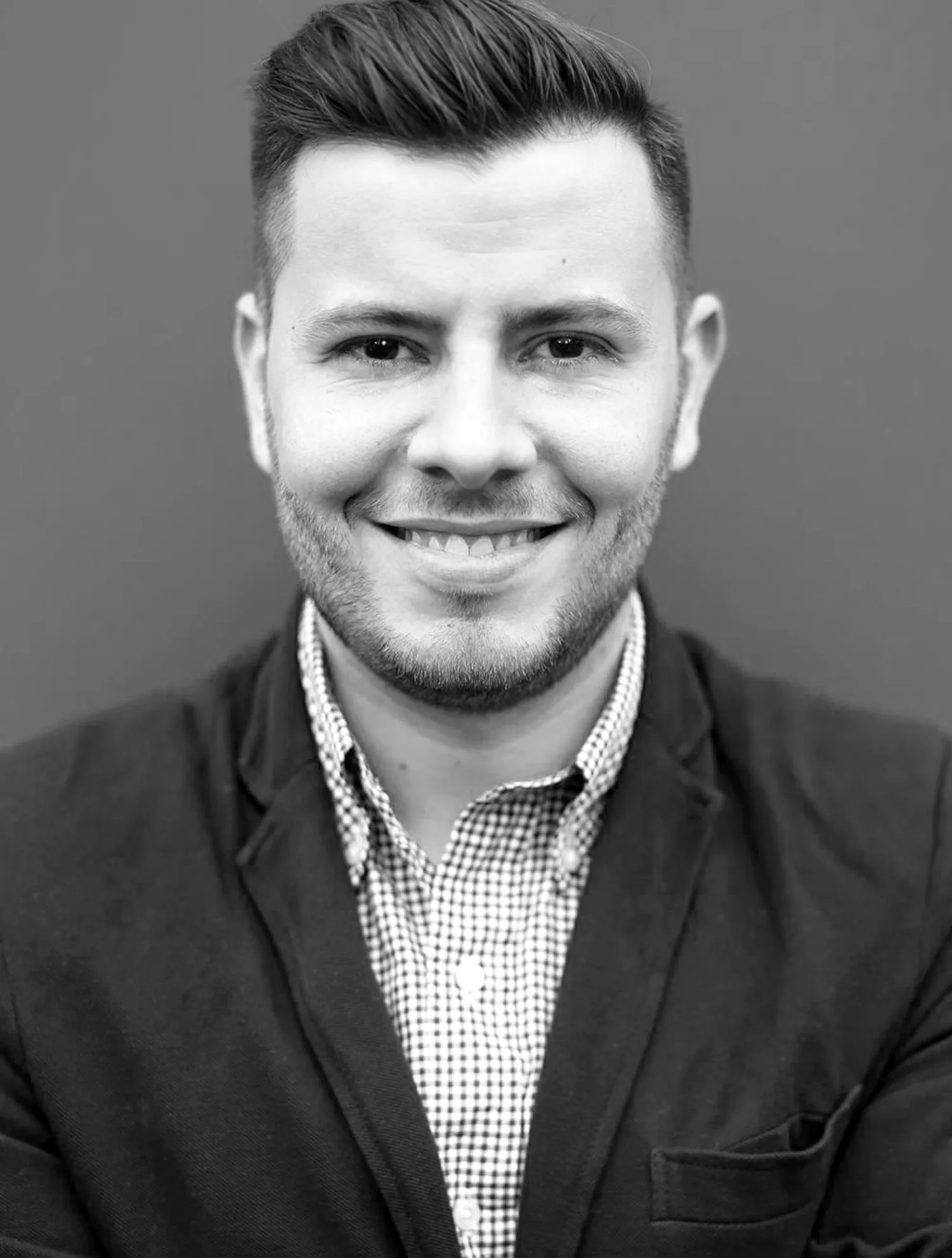 Der Lead Magnet Funnel – E-Book zum E-Mail-Listenaufbau 3 Schwarz-Weiß-Porträt von Ilias Makaltsis im Business-Outfit
