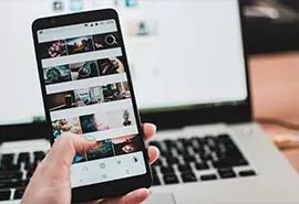 Smartphone-Screen mit Social-Media-Feed und Bildgalerie-Ansicht