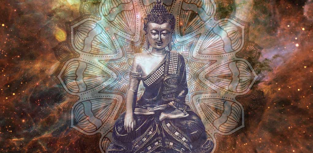 Buddha-Figur mit goldenem Mandala vor kosmischem orange-goldenem Hintergrund