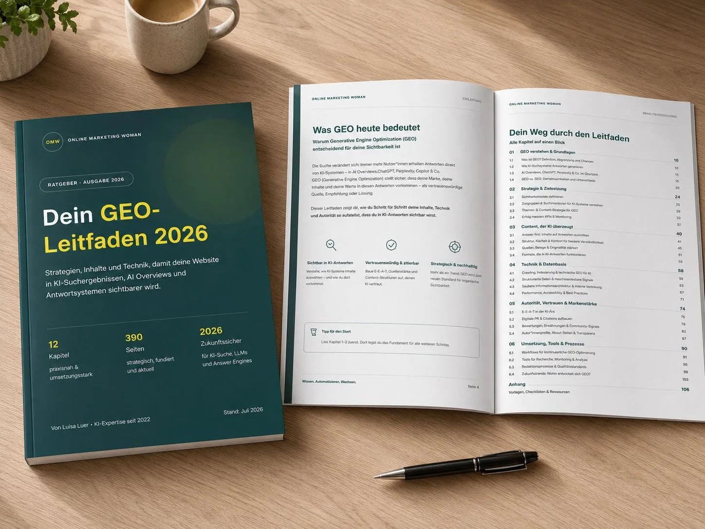 GEO-Leitfaden Mockup mit offenem Buch auf Holztisch, Kaffee und Stift