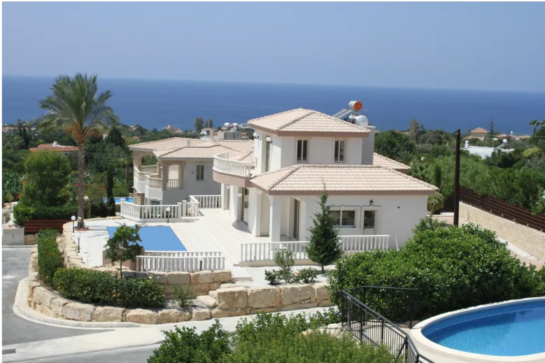 Modernes Traumhaus auf Zypern mit Pool, Meerblick und mediterranem Garten