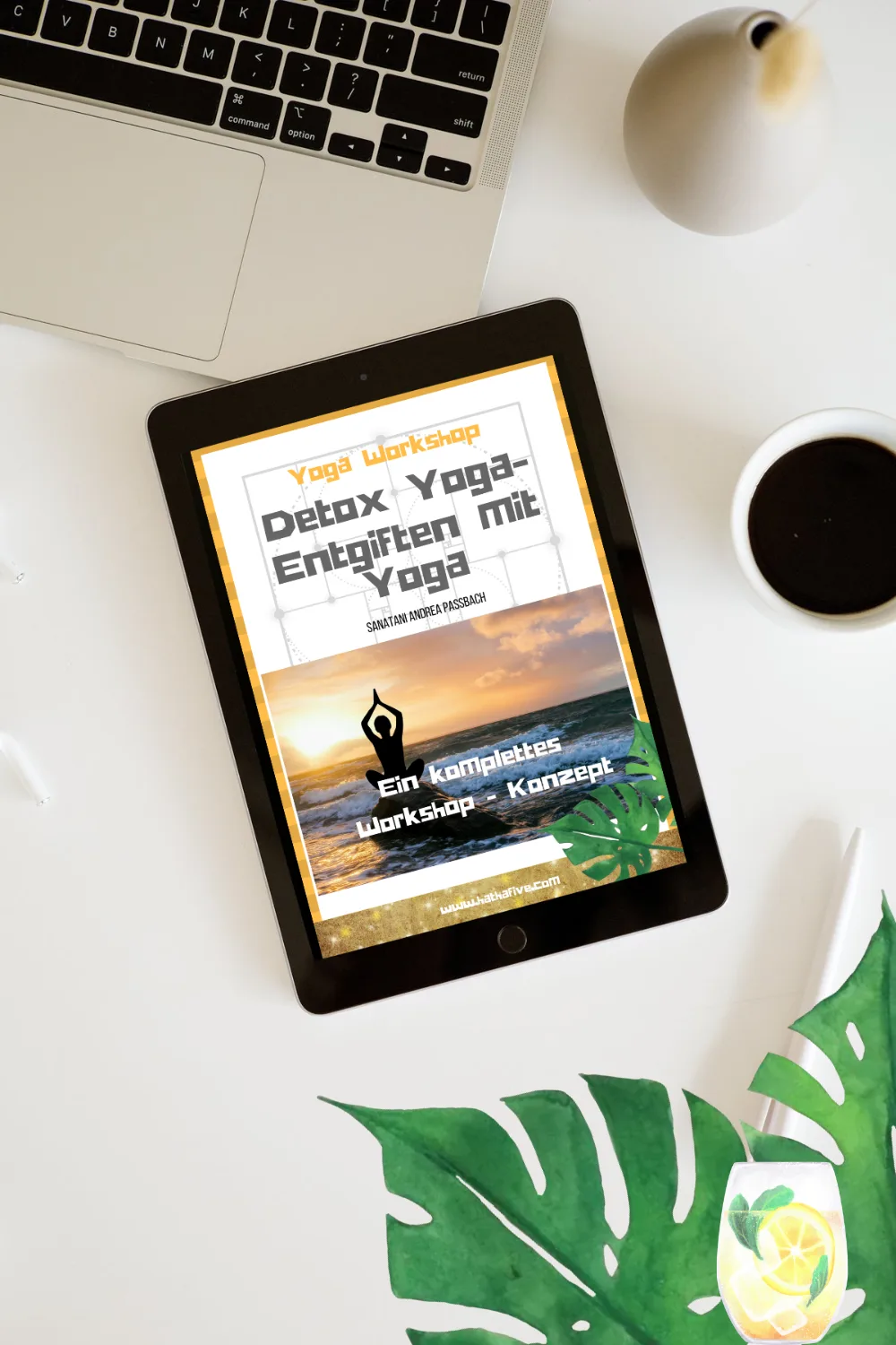 Tablet mit E-Book-Cover Detox Yoga Entgiften mit Yoga auf dem Display, Arbeitsplatz-Flatlay
