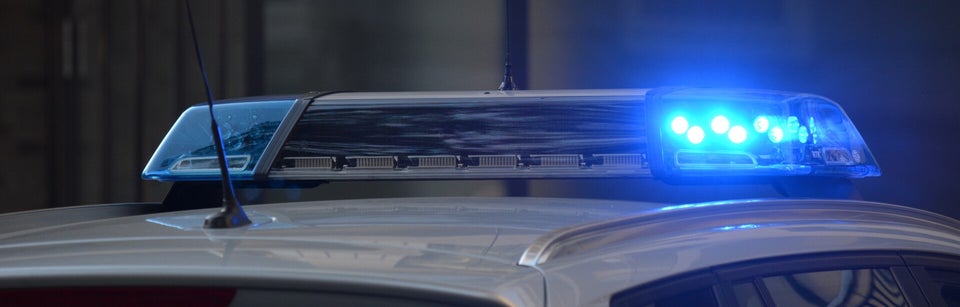 Deutschkurs für Polizeibewerber – Gold von Markus Senn 3 Blaulicht auf Polizeiauto mit aktivierter Sirene