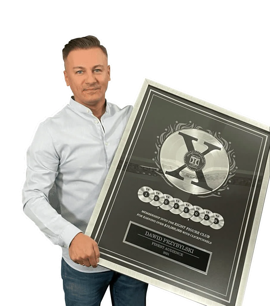 Porträt von Dawid Przybylski mit weißem Hemd, hält Plakette für Acht-stelligen Club