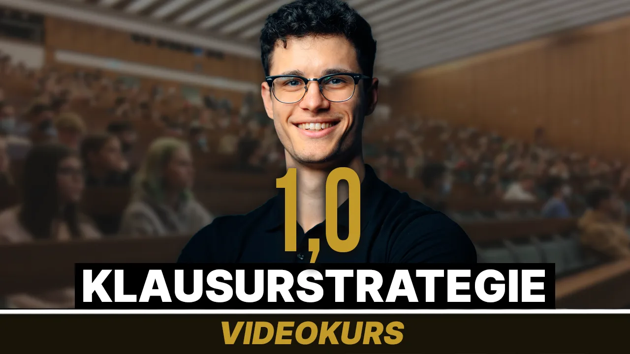 Junger Mann mit Brille lächelt in die Kamera vor Konferenzsaal-Hintergrund, Textoverlay '1,0 Klausurstrategie Videokurs'