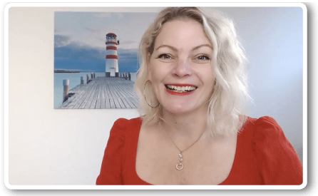 Bonus-Video: JyotiMa Flak Portrait im Leuchtturm-Setting rotes Rahmen-Design