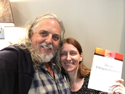 Frau Nicole Hammer mit Ernst Crameri, gemeinsam halten sie das Buch Die 20 Erfolgsverhinderer