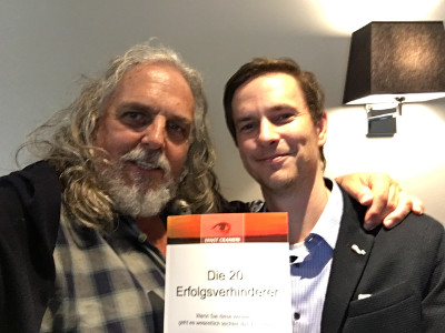 Zwei Männer mit Buchcover Die 20 Erfolgsverhinderer, Steffen Breitbarth und Ernst Crameri