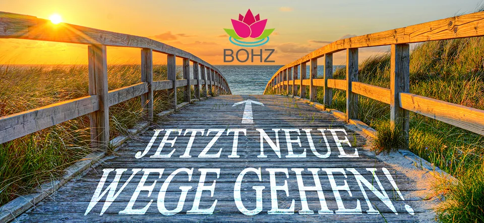 Holzsteg zum Strand bei Sonnenuntergang mit BOHZ-Logo und Schriftzug Jetzt neue Wege gehen