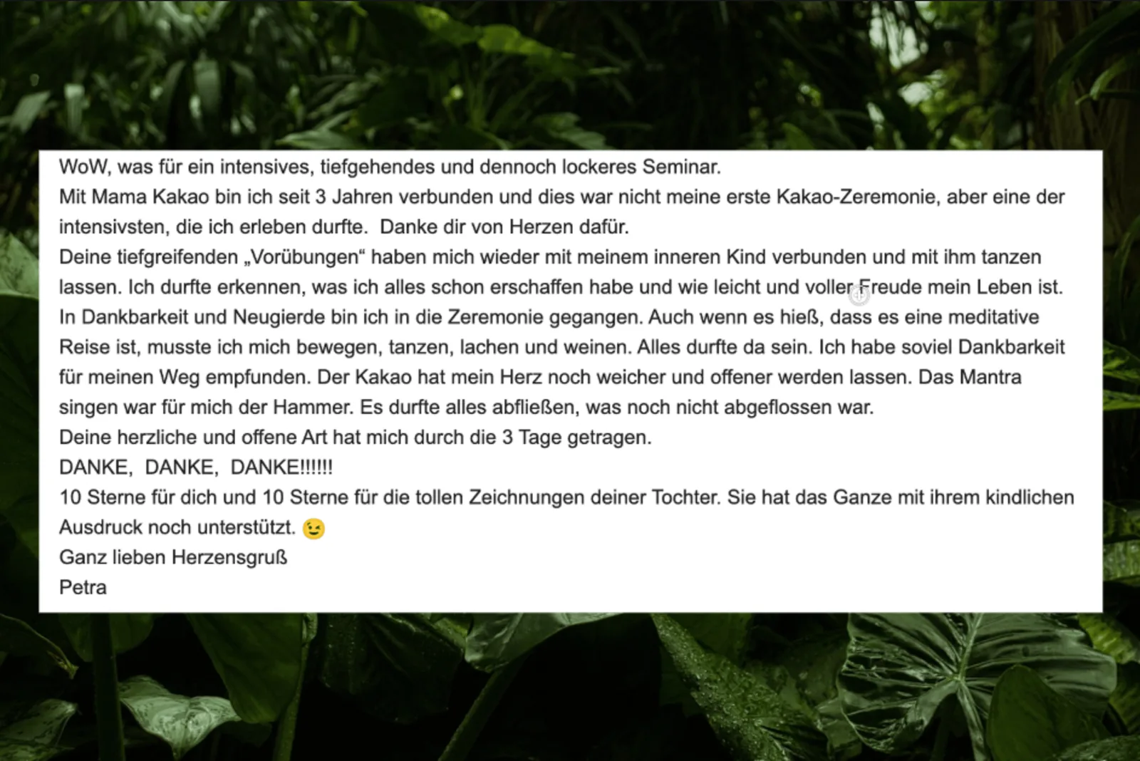 Kundenstimme von Petra auf Blätterhintergrund, intensives Kakao-Seminar