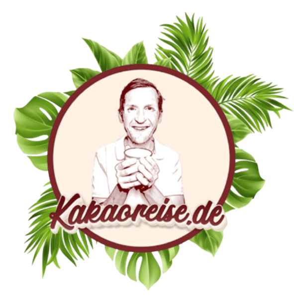 Kai Brenner Porträt-Logo mit grünen Blättern und Schriftzug Kakaoreise.de