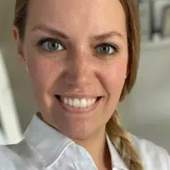 Porträt einer Frau mit blonden Haaren und weißer Bluse
