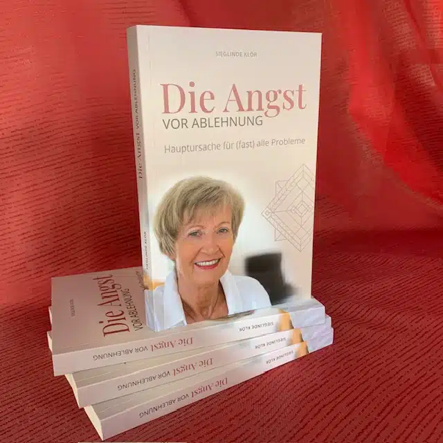Buch-Mockup: Die Angst vor Ablehnung von Sieglinde Klör, gestapelt auf rotem Untergrund