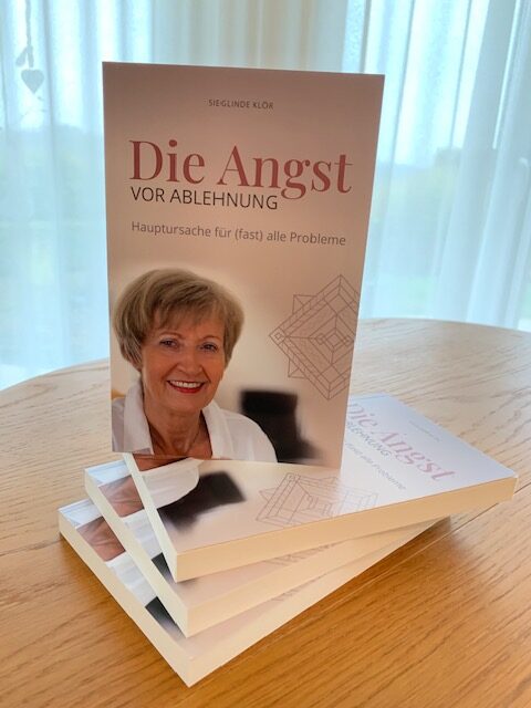 E-Book-Cover 'Die Angst vor Ablehnung' von Sieglinde Klör mit Porträt der Autorin, ausgestellt auf Buchständer