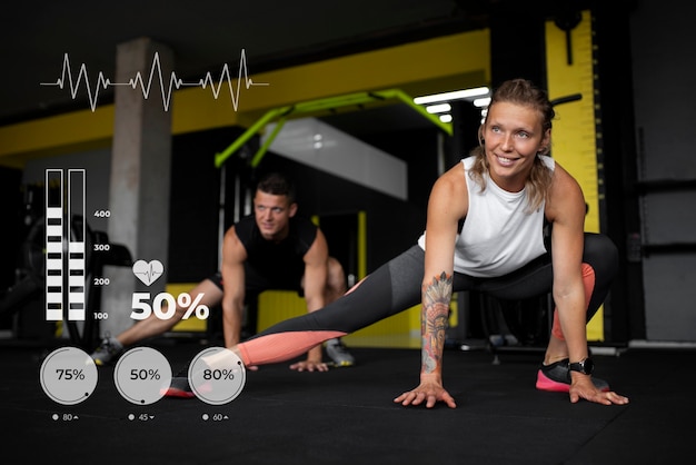 Fitnesstrainer im Gym mit Performance-Statistik-Overlay und Herzfrequenz-Graph