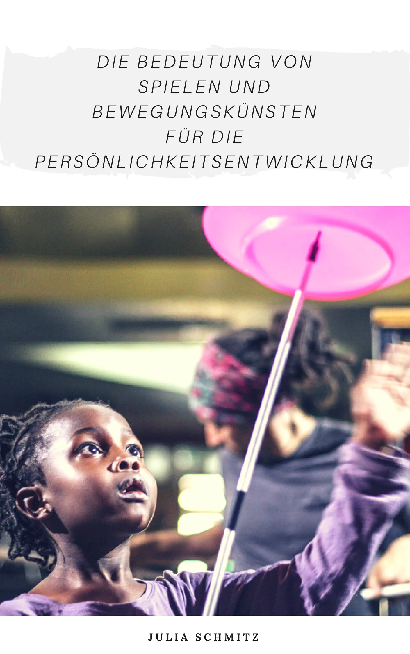 Mädchen jongliert rosafarbene Scheibe, die Bedeutung von Spielen und Bewegungskünsten