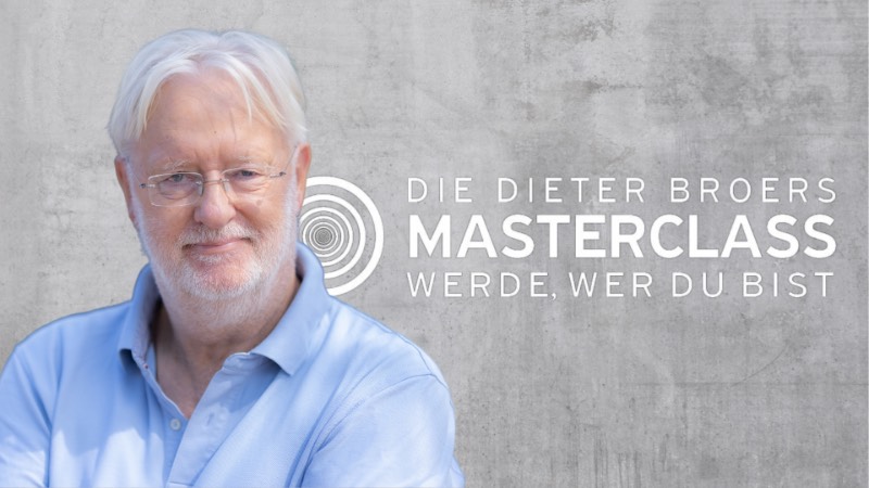 Dieter Broers im hellblauen Hemd vor grauer Wand, Masterclass-Logo mit Schriftzug
