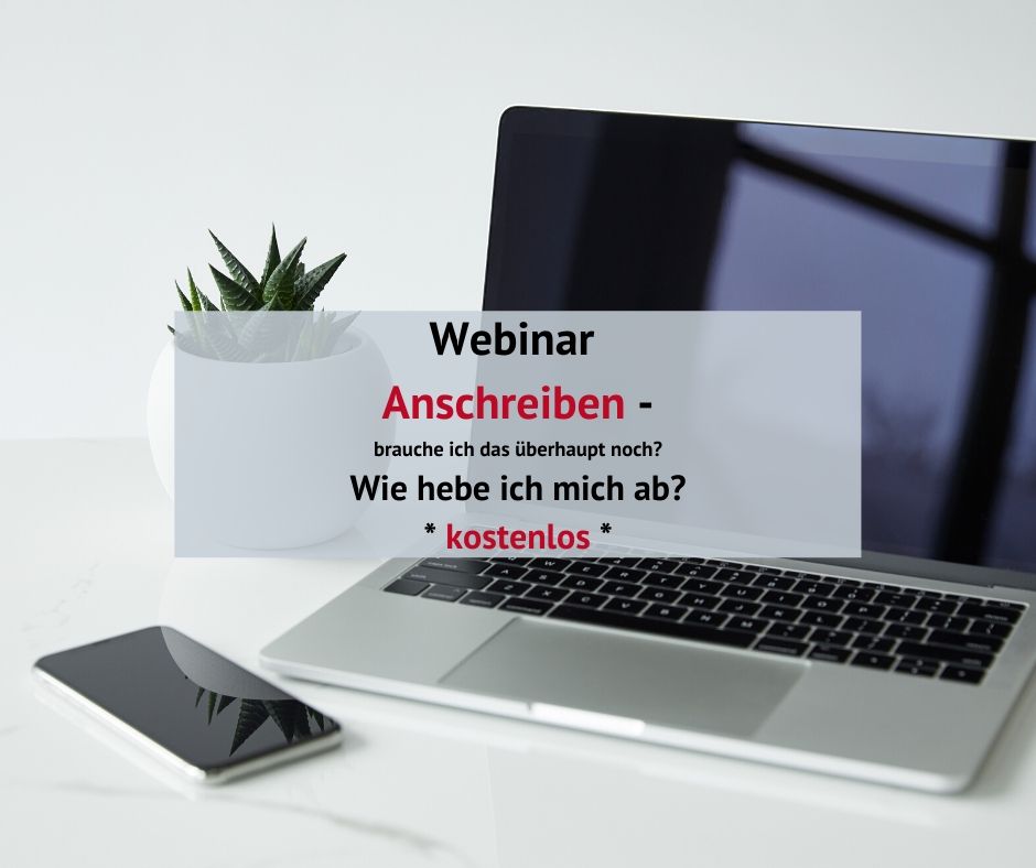 Laptop mit Pflanze auf Schreibtisch, Overlay mit Webinar-Informationen