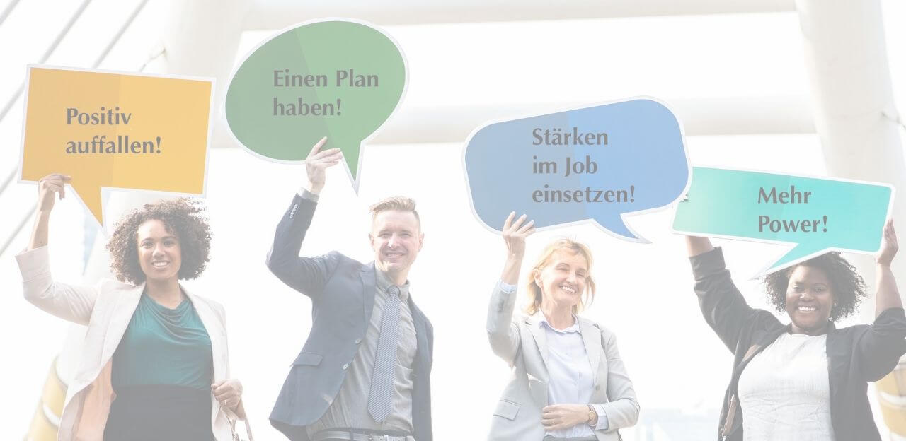 Vier Personen in Business-Kleidung halten bunte Sprech­blasen mit motivierenden Aussagen