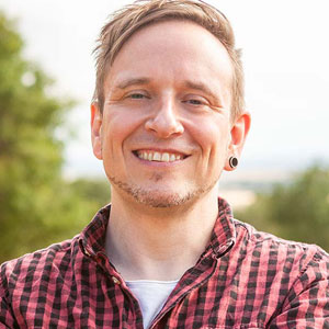 Die Essenz des Wassers – Online-Kongress über Wasser 7 Björn Fischer, Autor mit roten Haaren und kariertem Hemd, Außenaufnahme