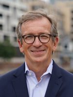 Porträtfoto Carlos Martins mit Brille und dunklem Blazer