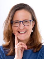 Porträtfoto Corinna Stark mit Brille und blauem Oberteil