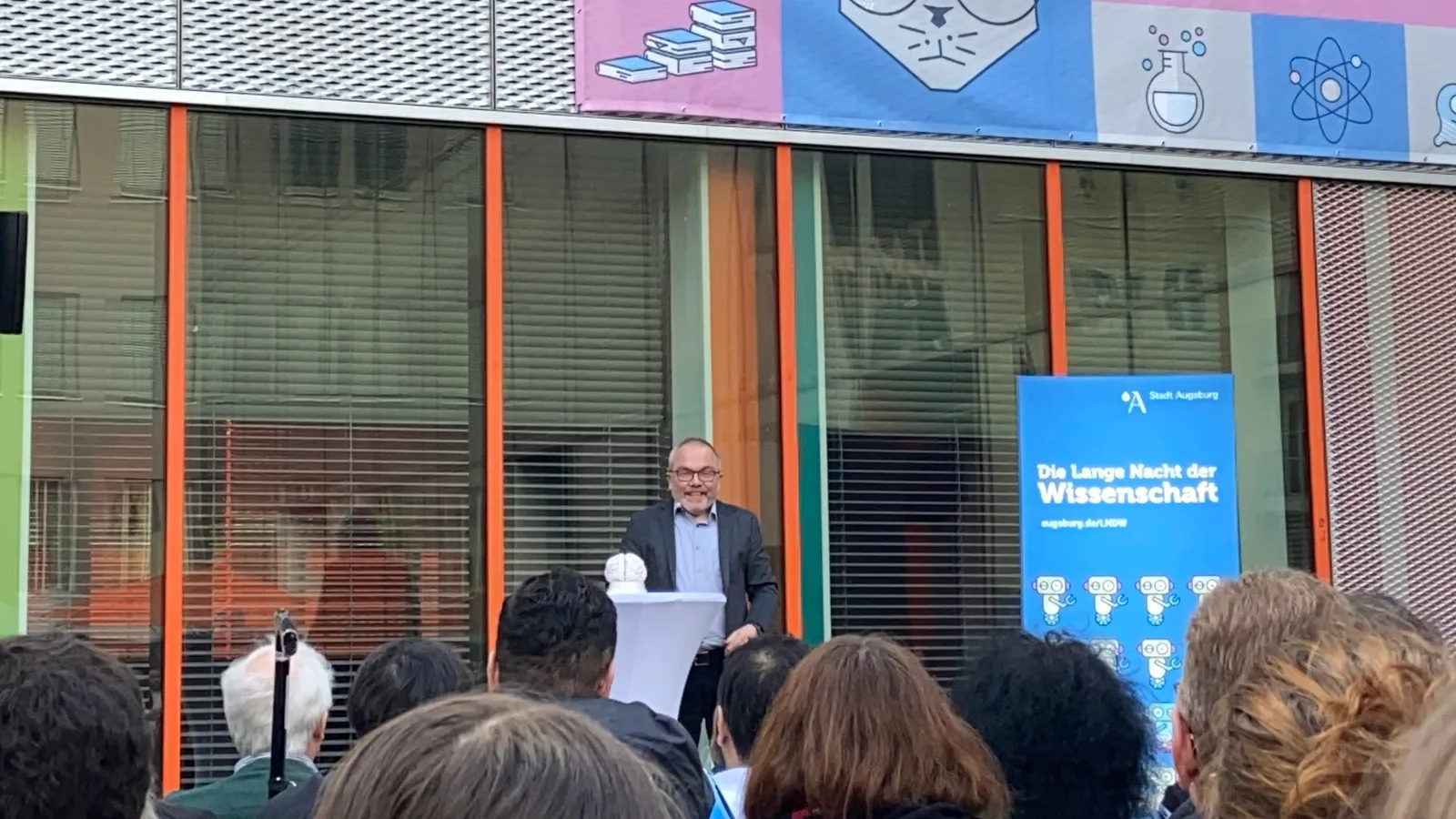 Dr. Martin Burkhardt hält Vortrag "Die Lange Nacht der Wissenschaft" vor Publikum an Rednerpult