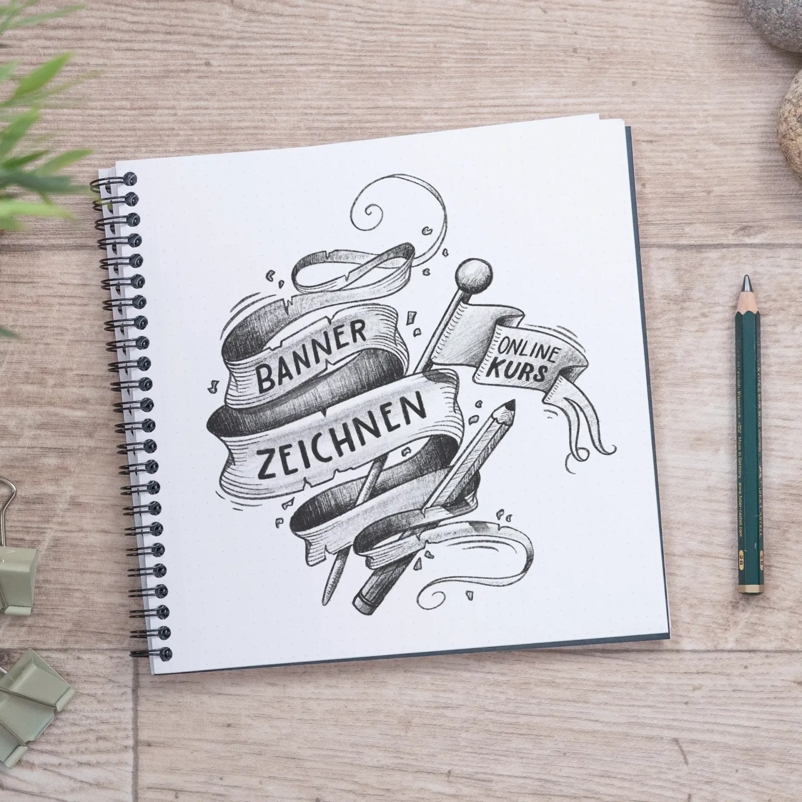 Aufgeschlagener Spiralblock mit Banner-Zeichnungen und Zeichenstift auf Schreibtisch