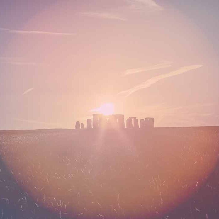 Stonehenge-Ruinen bei Sonnenaufgang mit rosa-goldenem Himmel