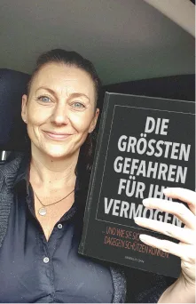 Kundenfoto: Frau hält Buch 'Die größten Gefahren für Ihr Vermögen' vor Brust