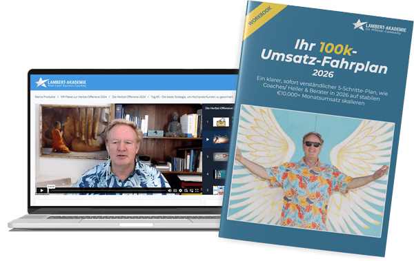 Die HerbstOffensive 2025 – Live-Workshops zum Experten-Funnel 22 Mockup mit Laptop-Bildschirm zeigt Videokurs und blauem Leitfaden Ihr 100k-Umsatz-Fahrplan 2026 mit Mann in Blumenshirt
