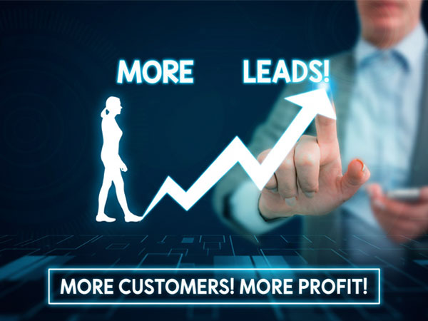 Die HerbstOffensive 2025 – Live-Workshops zum Experten-Funnel 4 Geschätsmann zeigt auf aufsteigende Pfeile mit Text MORE LEADS und Frauensilhouette, Slogan MORE CUSTOMERS MORE PROFIT