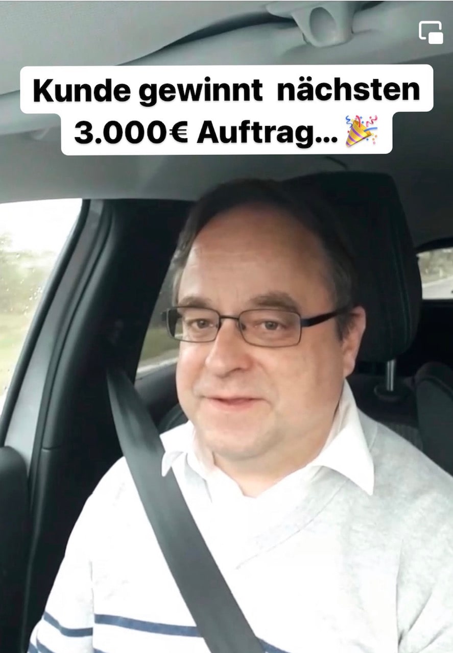 Die HerbstOffensive 2025 – Live-Workshops zum Experten-Funnel 17 Mann mit Brille im Auto, Selfie-Aufnahme, Text über 3.000 Euro Auftrag-Gewinn