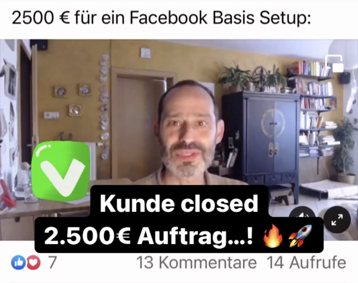 Die HerbstOffensive 2025 – Live-Workshops zum Experten-Funnel 18 Mann mit Bart in Wohnzimmer vor gelber Wand und Bücherregal, grüner Haken, Text über 2.500 Euro Facebook-Setup