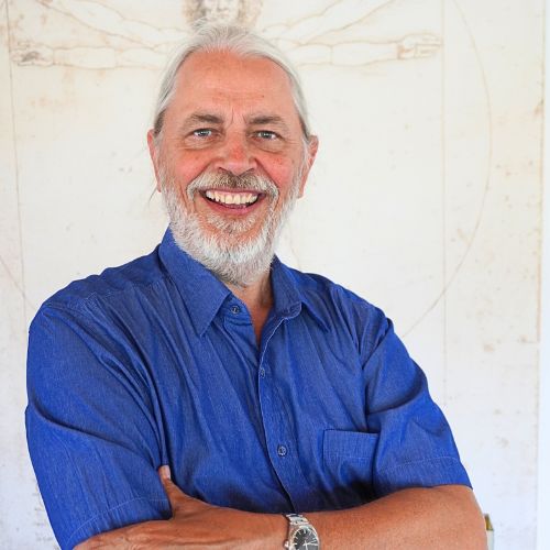 Portrait von Rainer Franke in blauem Hemd