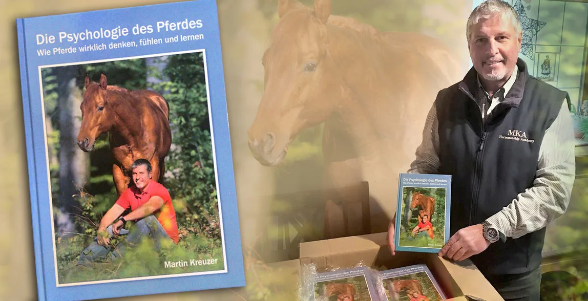 Detailaufnahme Martin Kreuzer hält Die Psychologie des Pferdes Buchcover
