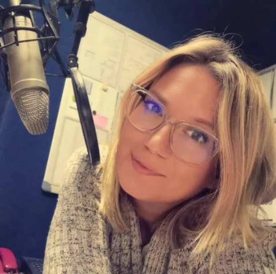 Maja vor Mikrofon mit Kopfhörer in Aufnahmestudio