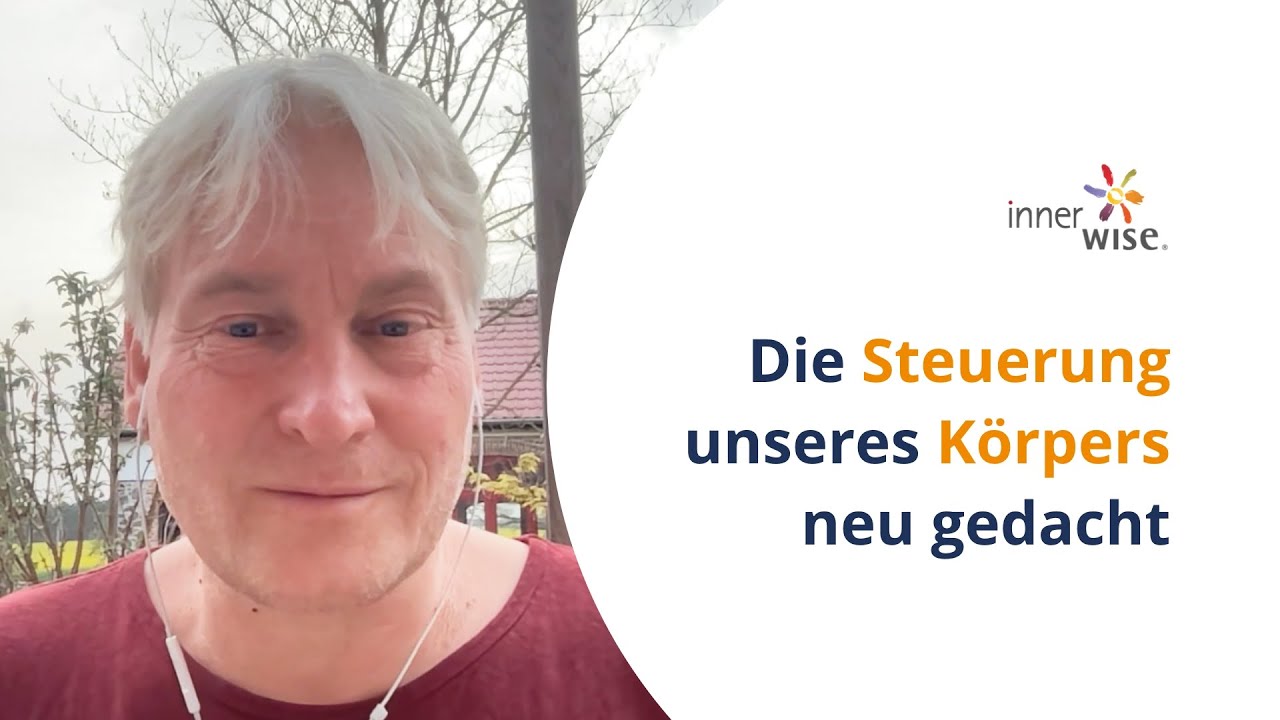 Die Quellen der 5 Intelligenzen – Videokurs zur Körperintelligenz 4 Videostandbild: Mann mittleren Alters mit weißem Haar blickt in Kamera